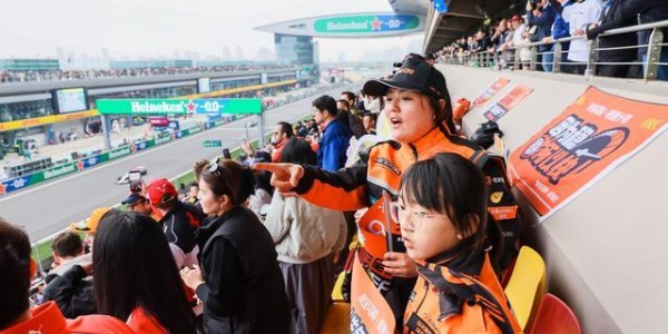 开云平台-“妈妈是我们心中的超人！” F1决赛日20余位城市骑士受邀观赛