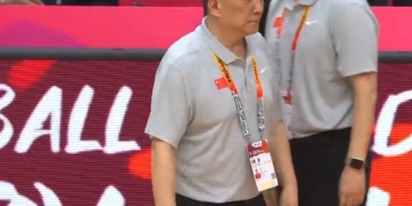 女篮胜南苏丹！宫鲁鸣淡定，张子宇搂王思雨，张曼曼陈玉婕总结！