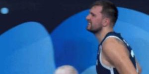 开云体育官网登录-用力过猛？东契奇首节结束时回更衣室 次节小跑回来表情有点难受