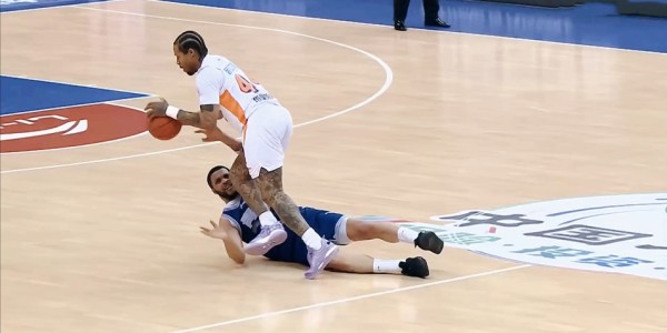 kaiyun-30分惨败！2大新援难挽3连败，CBA关键1战：青岛摧枯拉朽升第5！