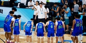 半决赛不敌清华男篮 白鸥大学球员赛后走到清华替补席鞠躬致敬