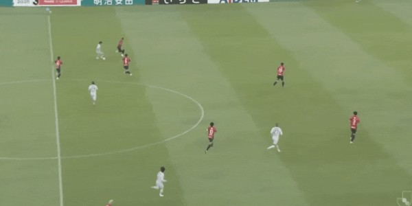日职联半场：绀野和也屡造险，鹿岛鹿角暂0-0福冈黄蜂