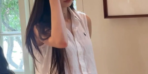 开云账号-东方卫视冯琳晒日常照，无框眼镜配长发，简约穿搭穿出十足高干风