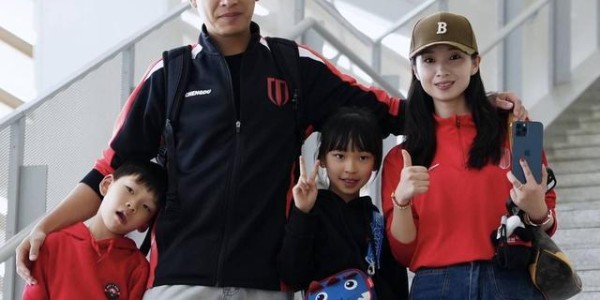 开云体育官网登录-2025赛季主客场全勤！这位成都蓉城女球迷“解锁”独一份荣誉丨封面头条