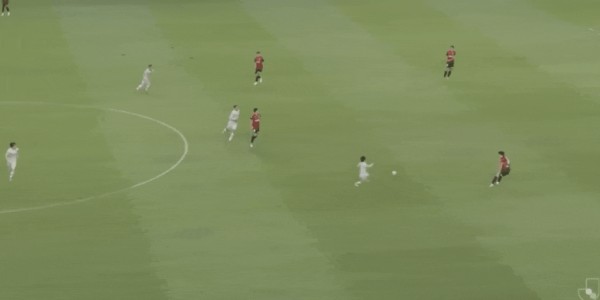 日职联半场：绀野和也屡造险，鹿岛鹿角暂0-0福冈黄蜂