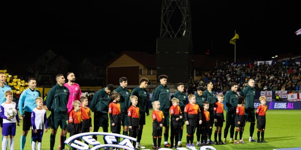 开云体育网页版-曼晚谈曼城球迷北极圈之旅：无票球迷爬上树在极光下看比赛