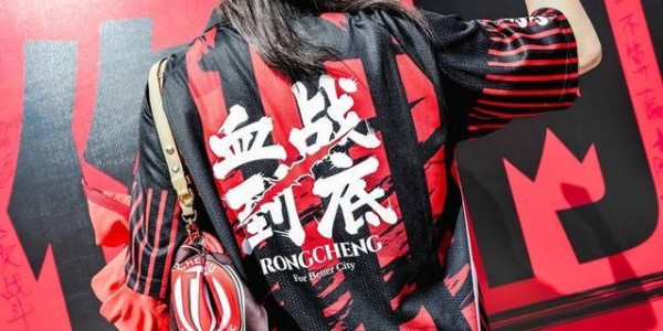 开云体育官网登录-2025赛季主客场全勤！这位成都蓉城女球迷“解锁”独一份荣誉丨封面头条